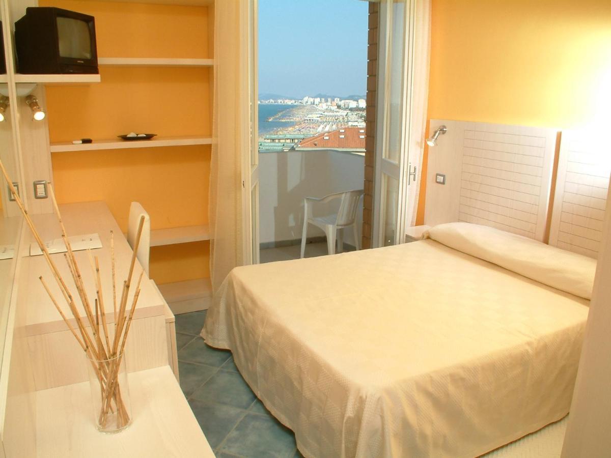 Alexandra Plaza Hotel 4*