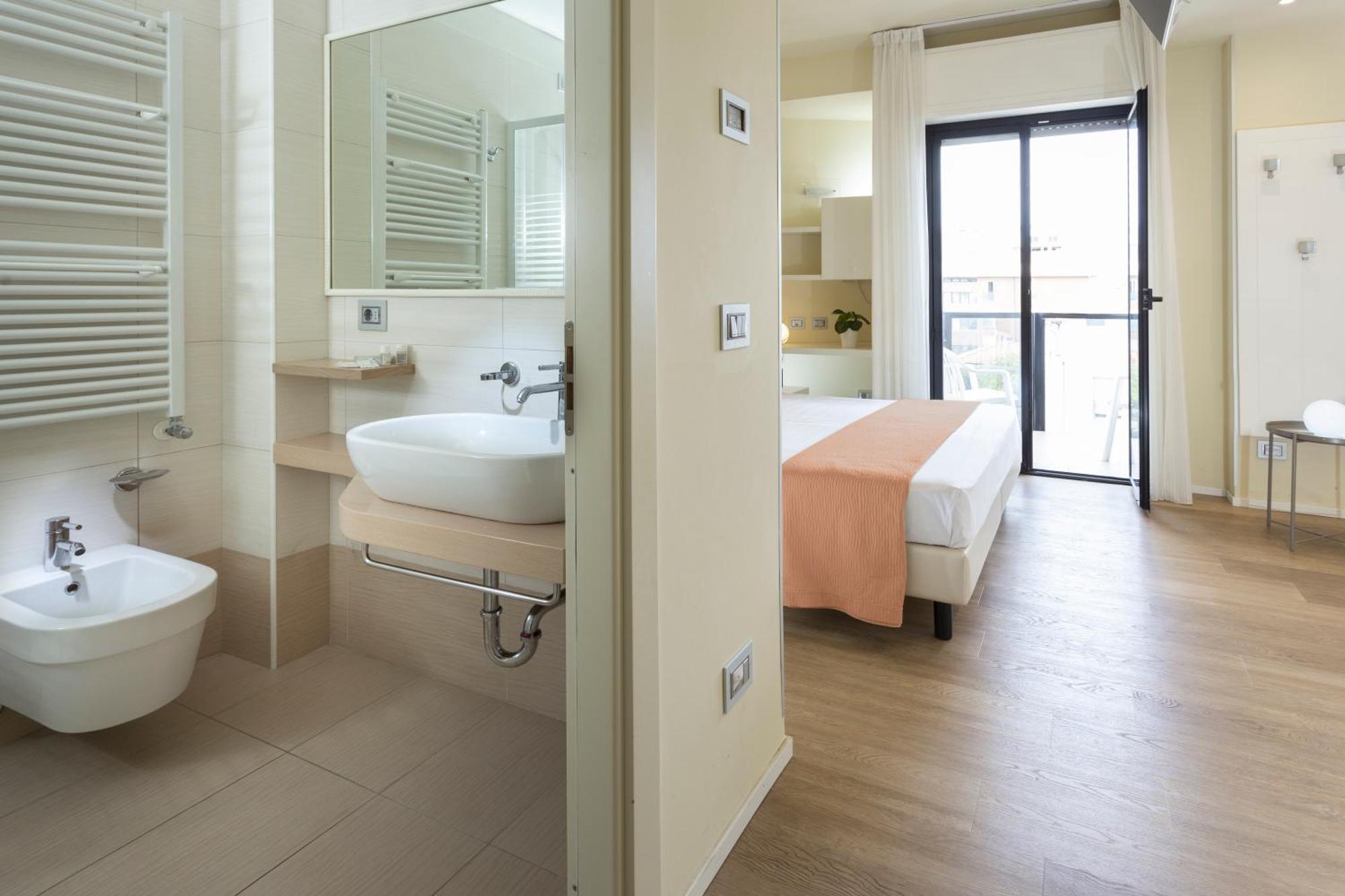 2000 Hotel
