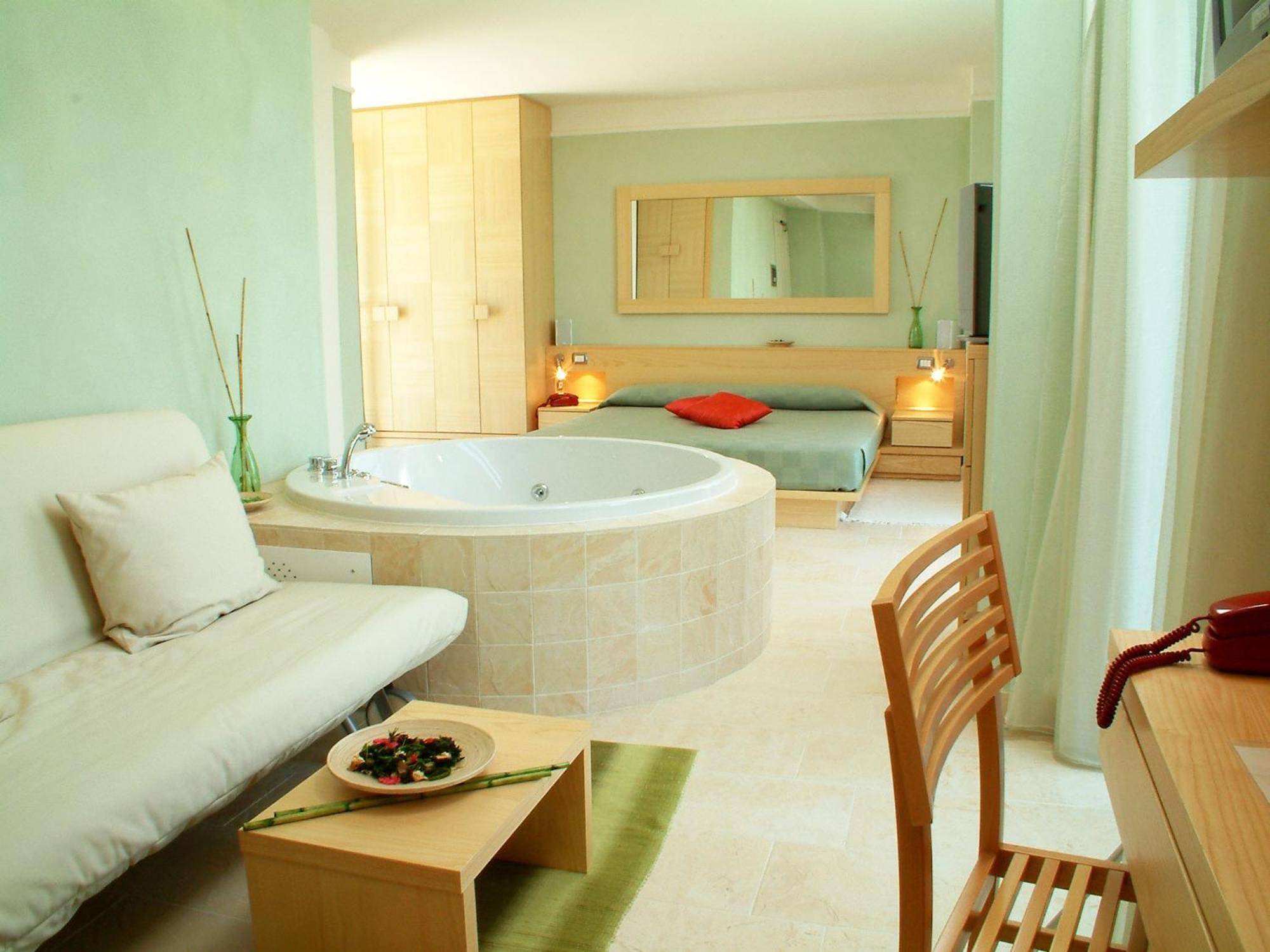 Alexandra Plaza Hotel 4*