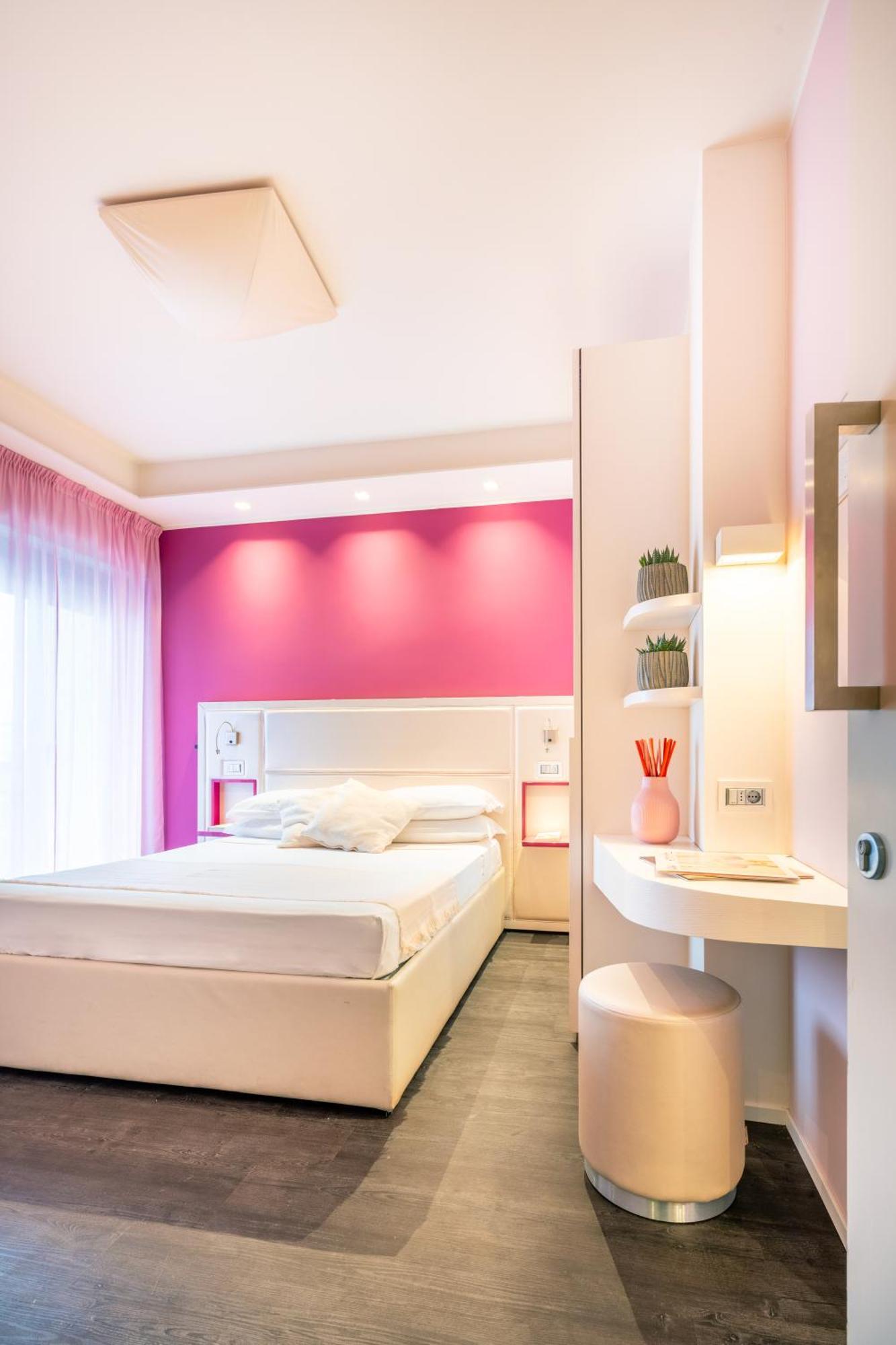 2000 Hotel