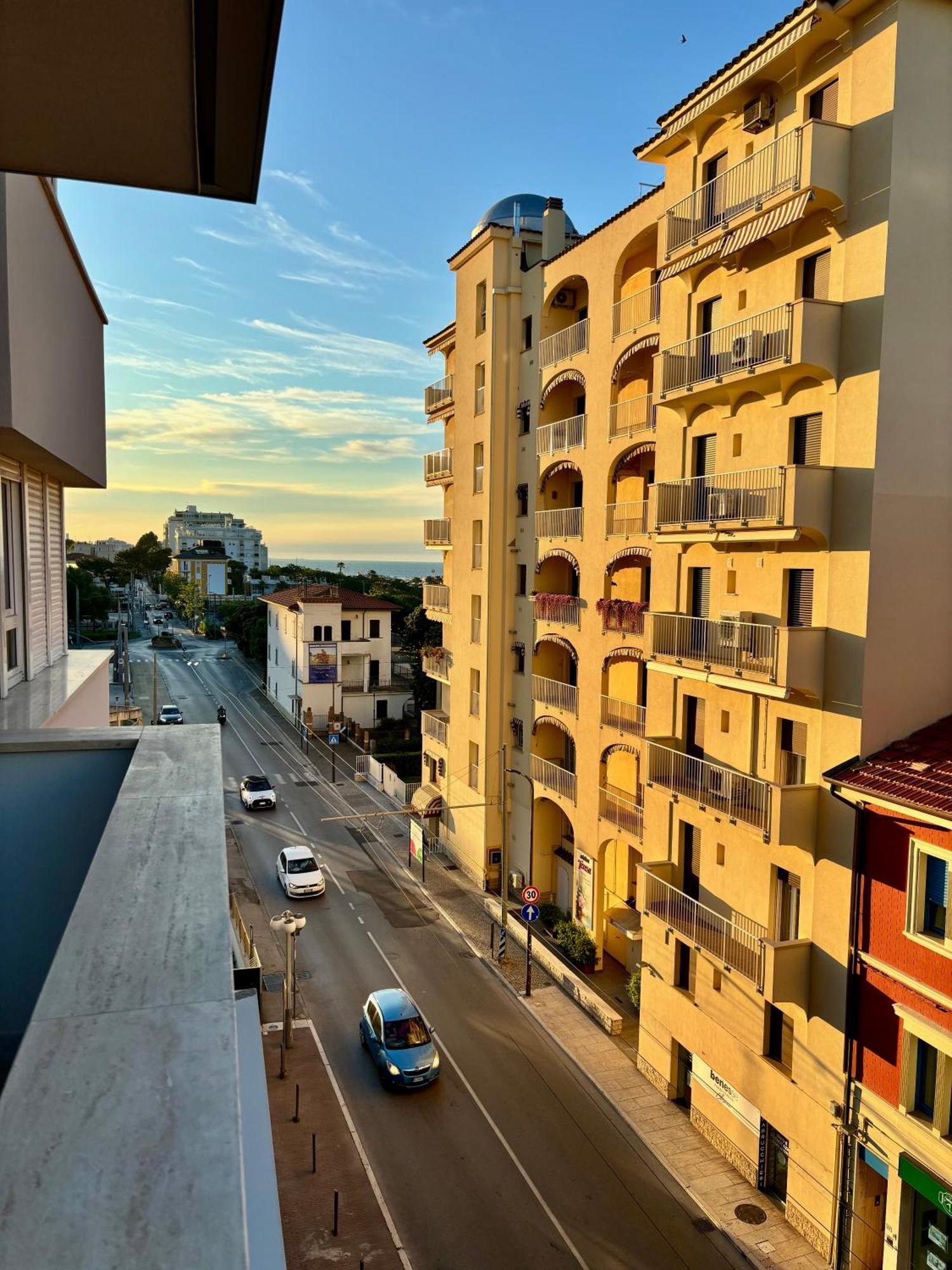 Aria Di Mare Su Viale Ceccarini *