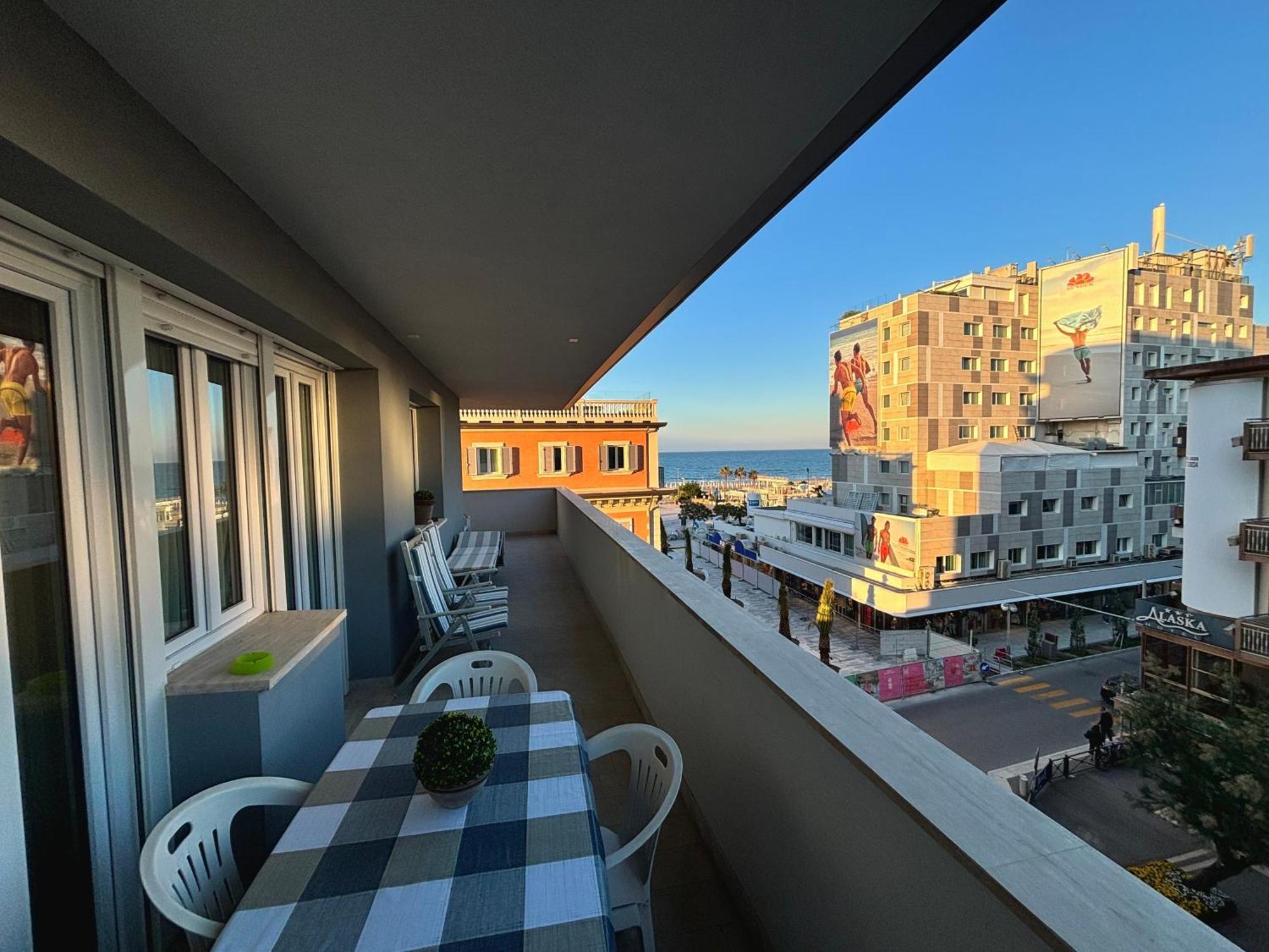 Aria Di Mare Su Viale Ceccarini