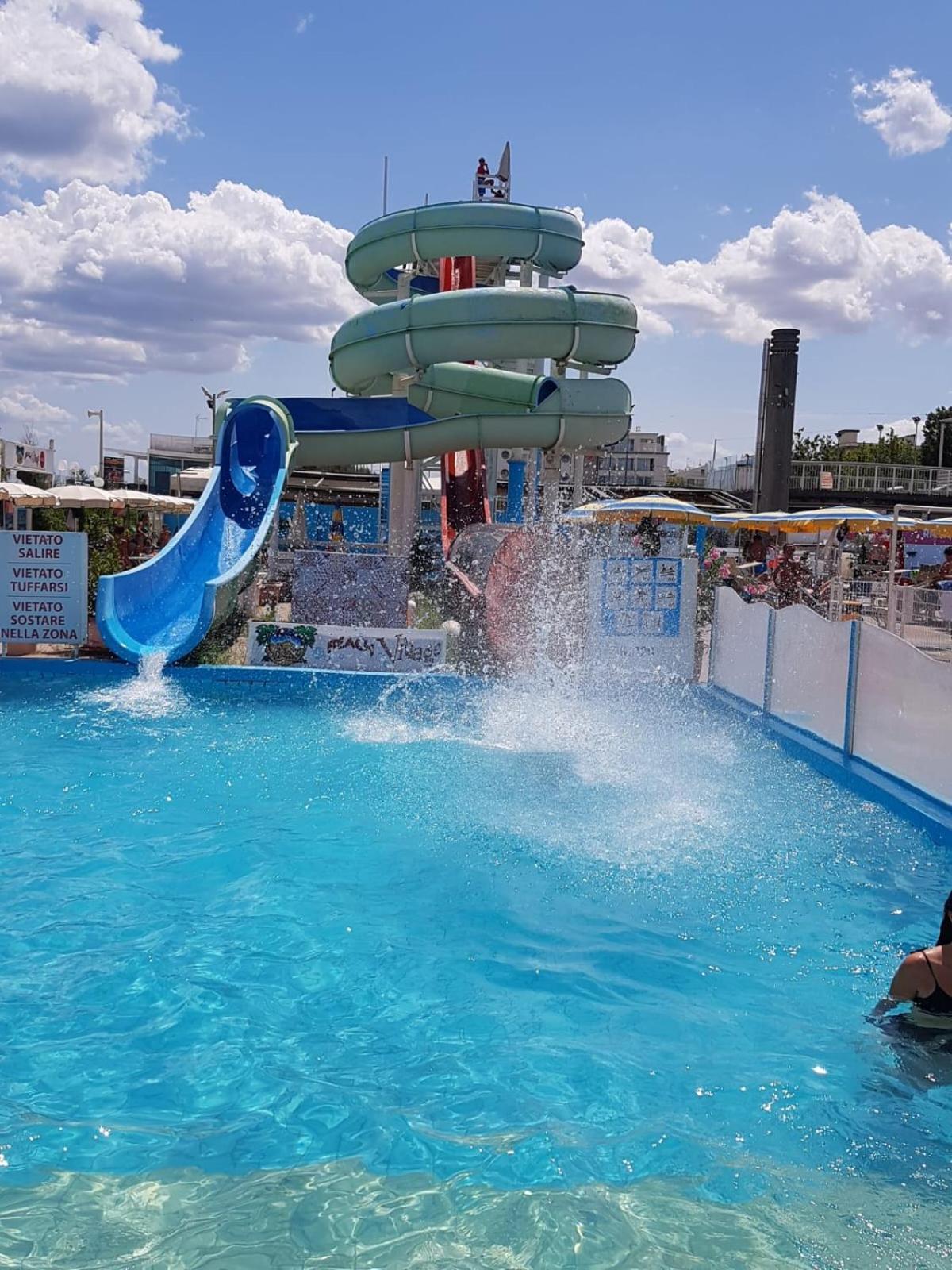Sul Mare Con Servizio E Aquapark Riccione
