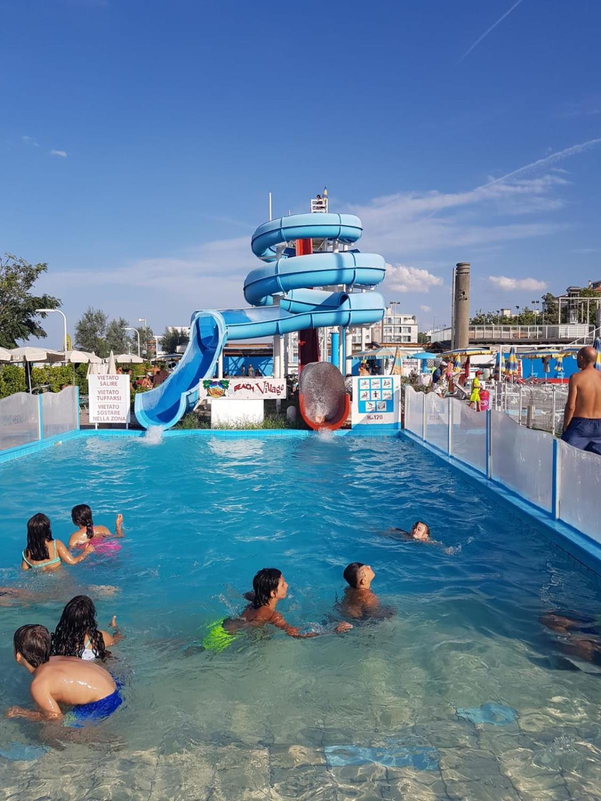 Sul Mare Con Servizio E Aquapark Riccione