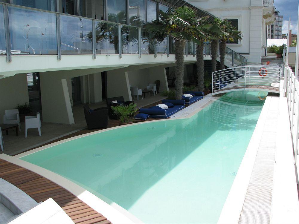 Kursaal - Fronte Mare Con Piscina Riccione