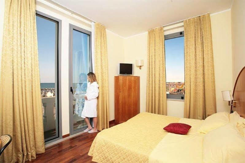 Kursaal - Fronte Mare Con Piscina 3*