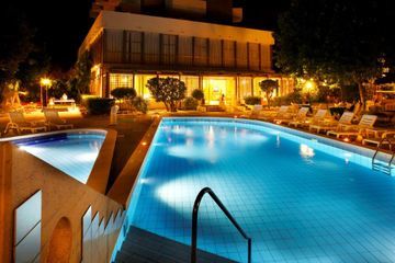 Alexandra Plaza Hotel 4*