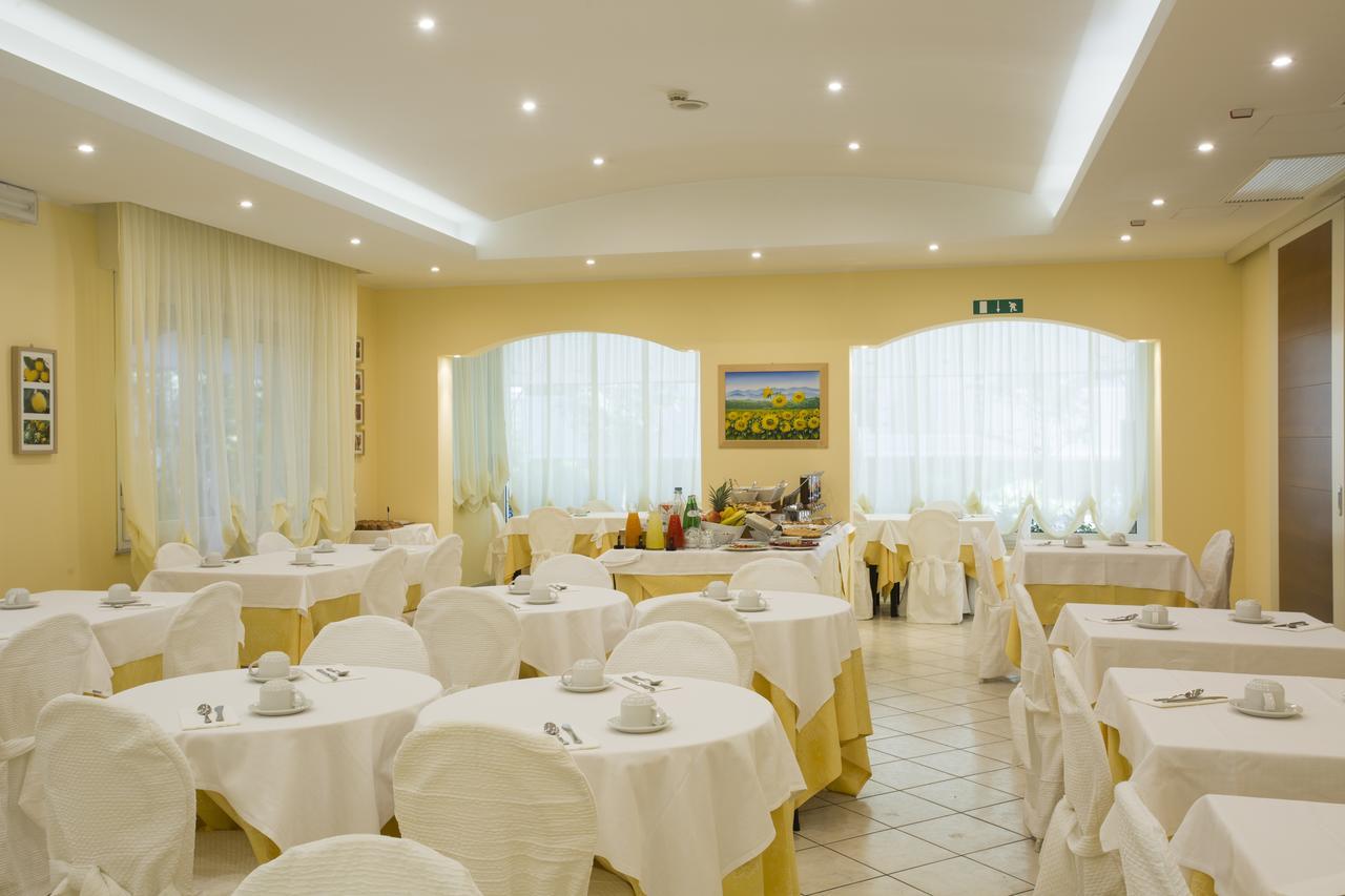 Hotel Cannes - In Pieno Centro Riccione