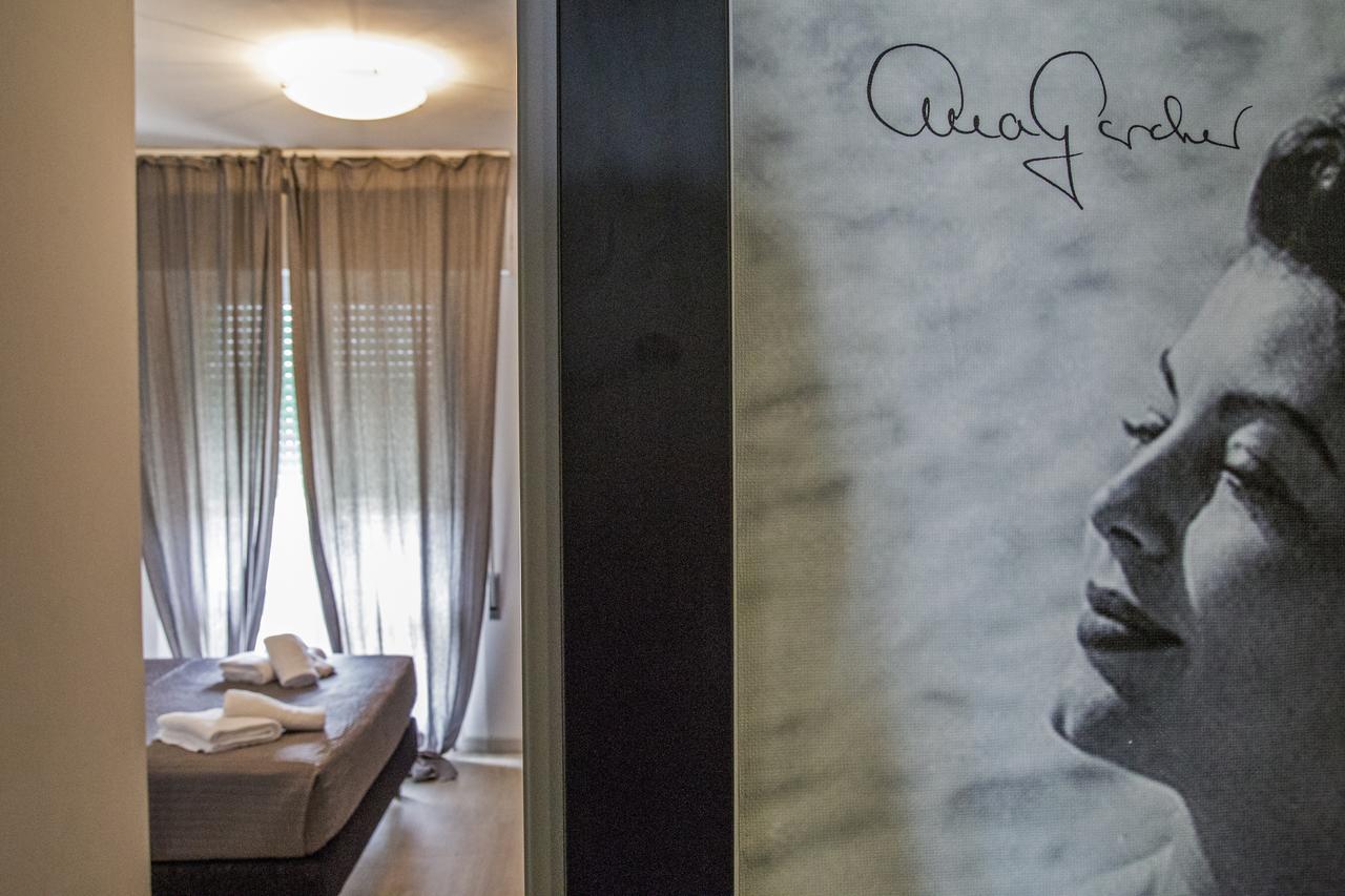 Hollywood Hotel 2*