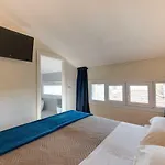Hotel Kiss