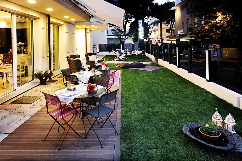 Hotel D-place & 4*