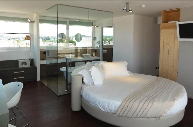 Hotel D-place & 4*