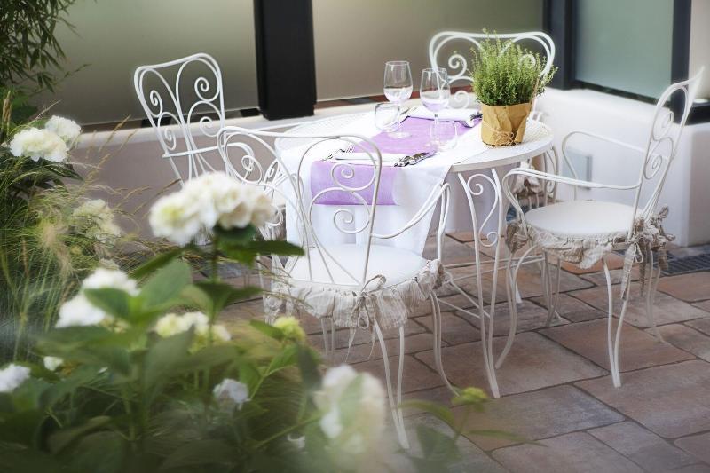Hotel D-place & 4*