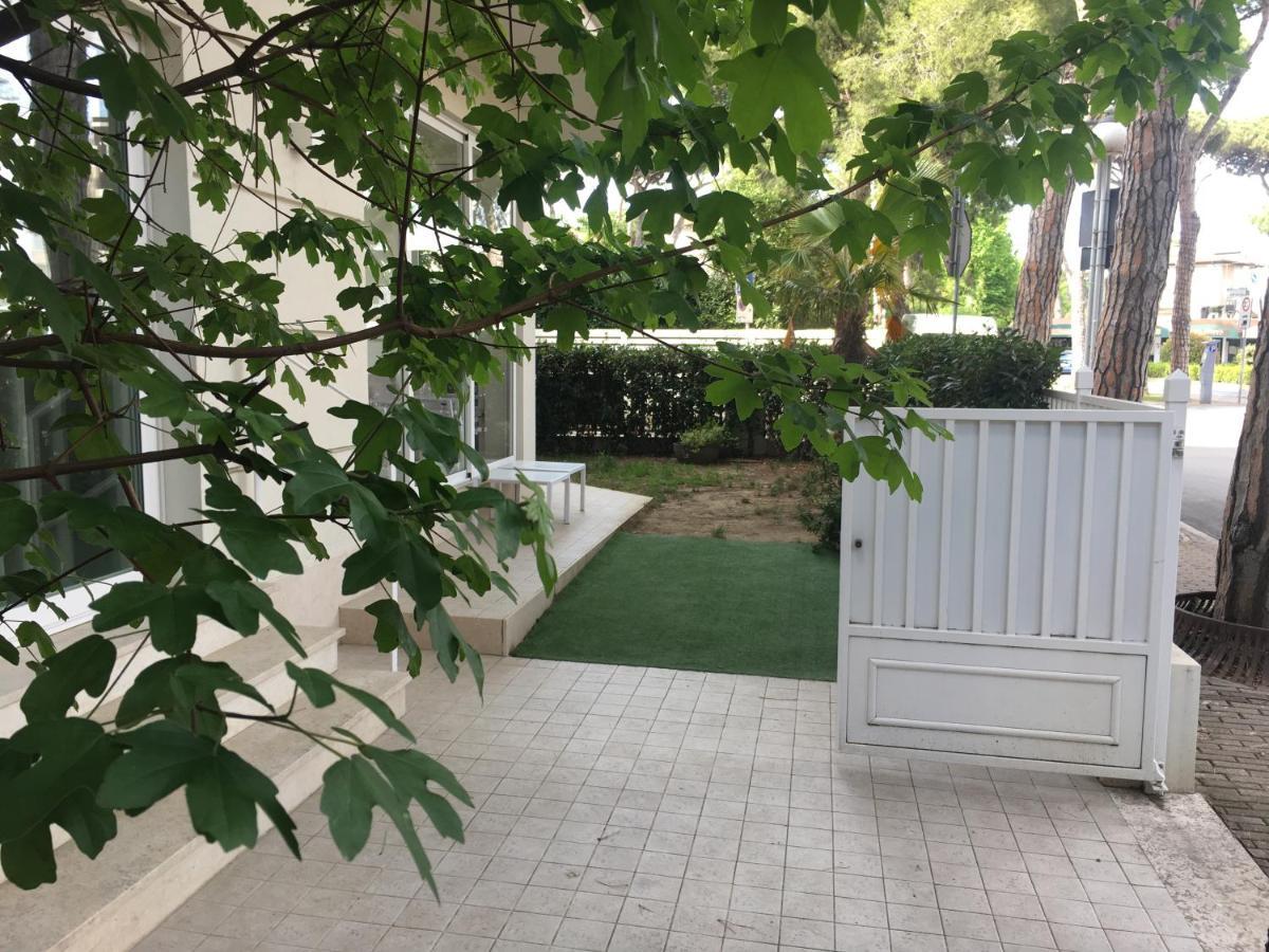 Aparthotel White 3*