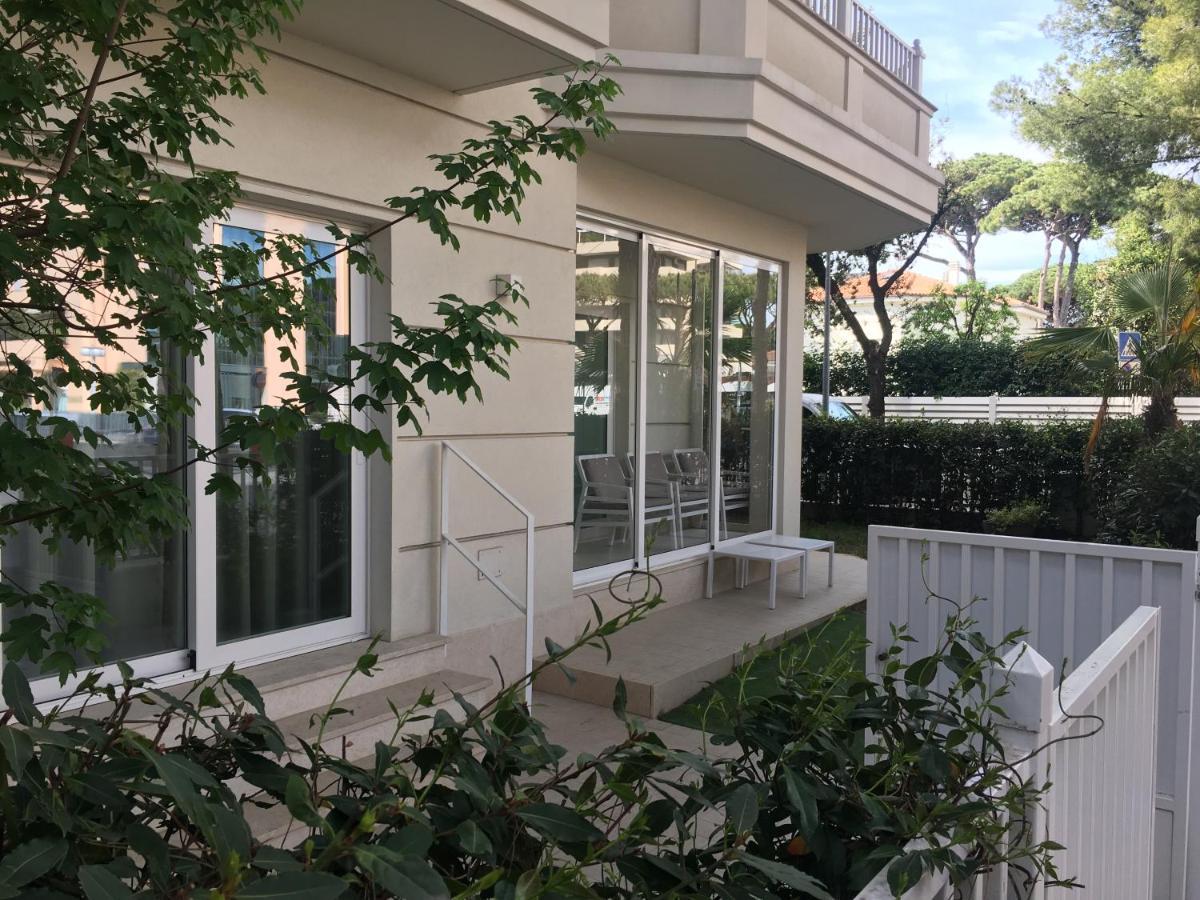 White Aparthotel