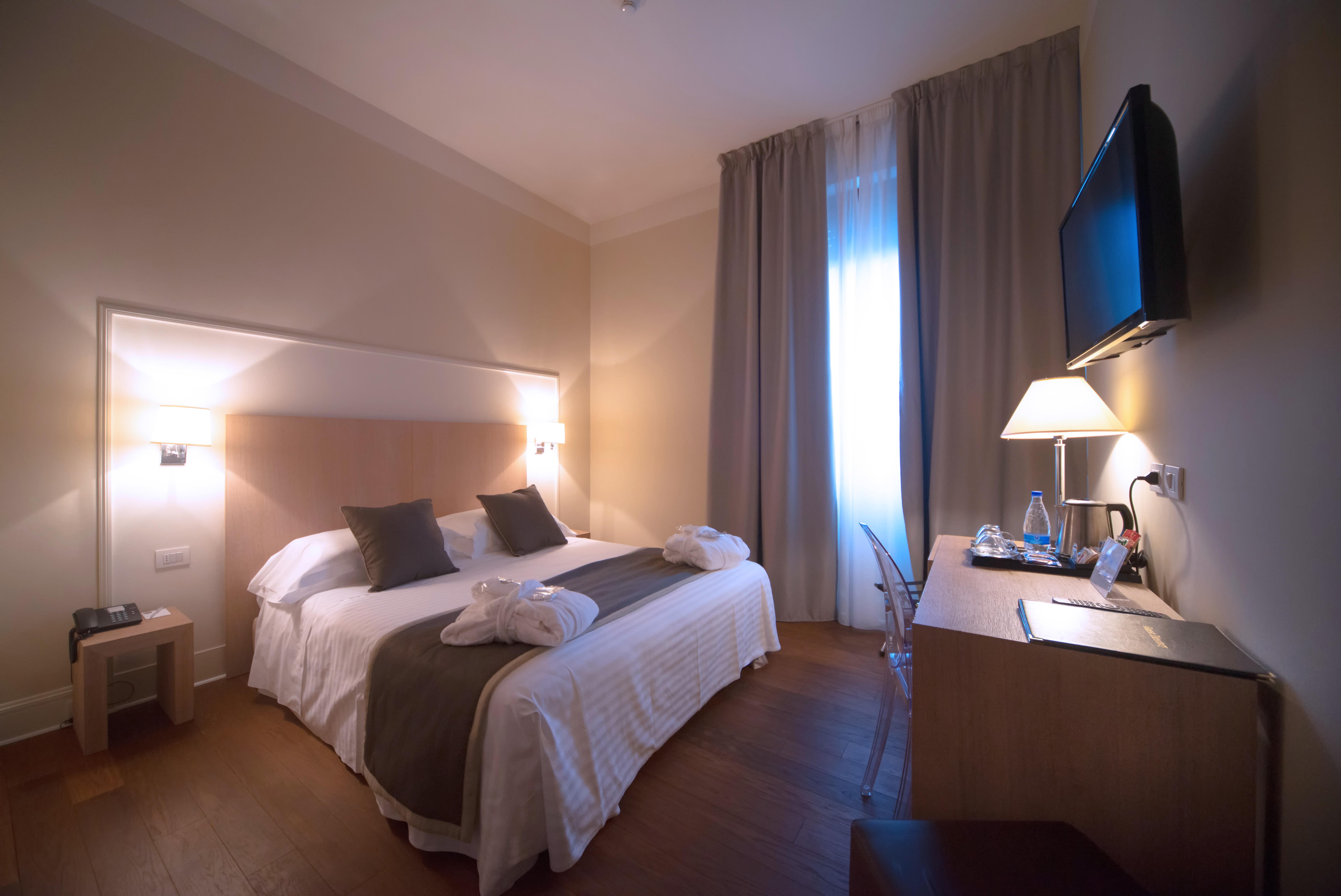 Hotel De La 4*