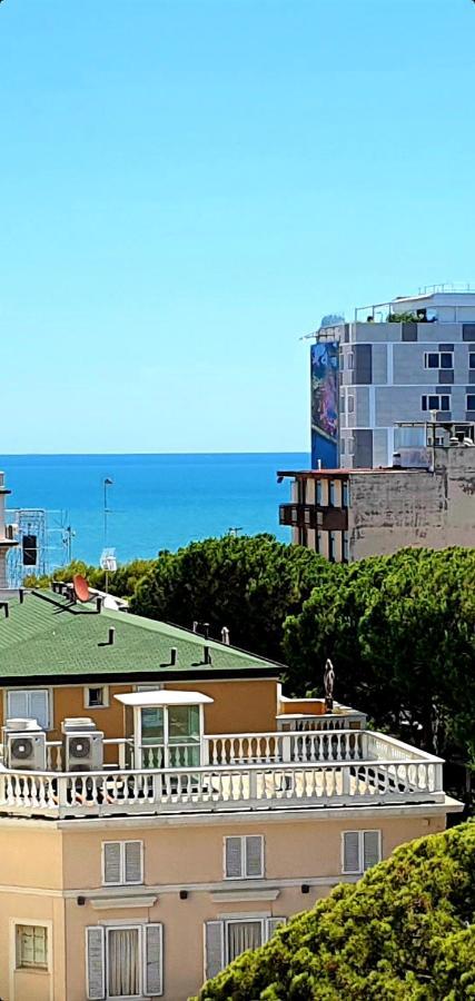 Vista Mare In Viale Ceccarini Angolo Dante *
