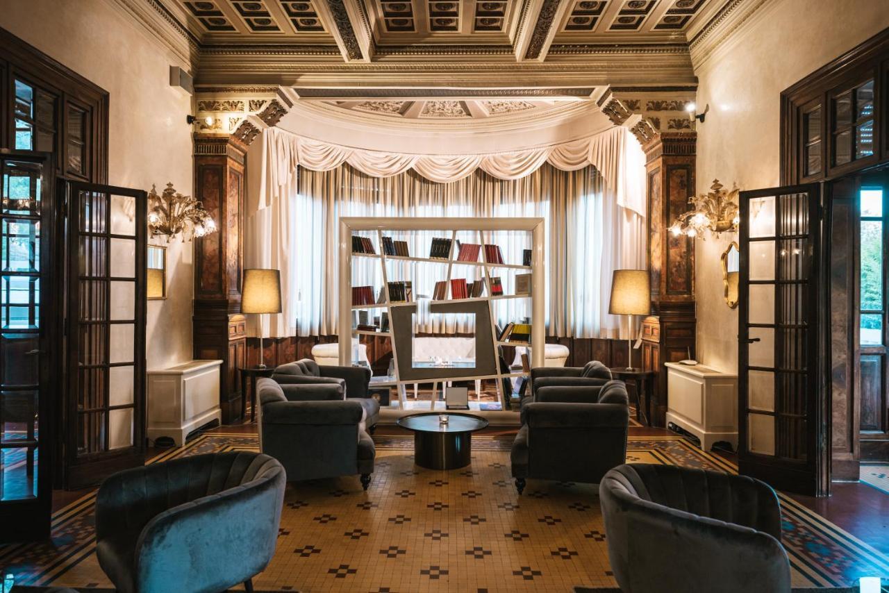 Hotel De La 4*