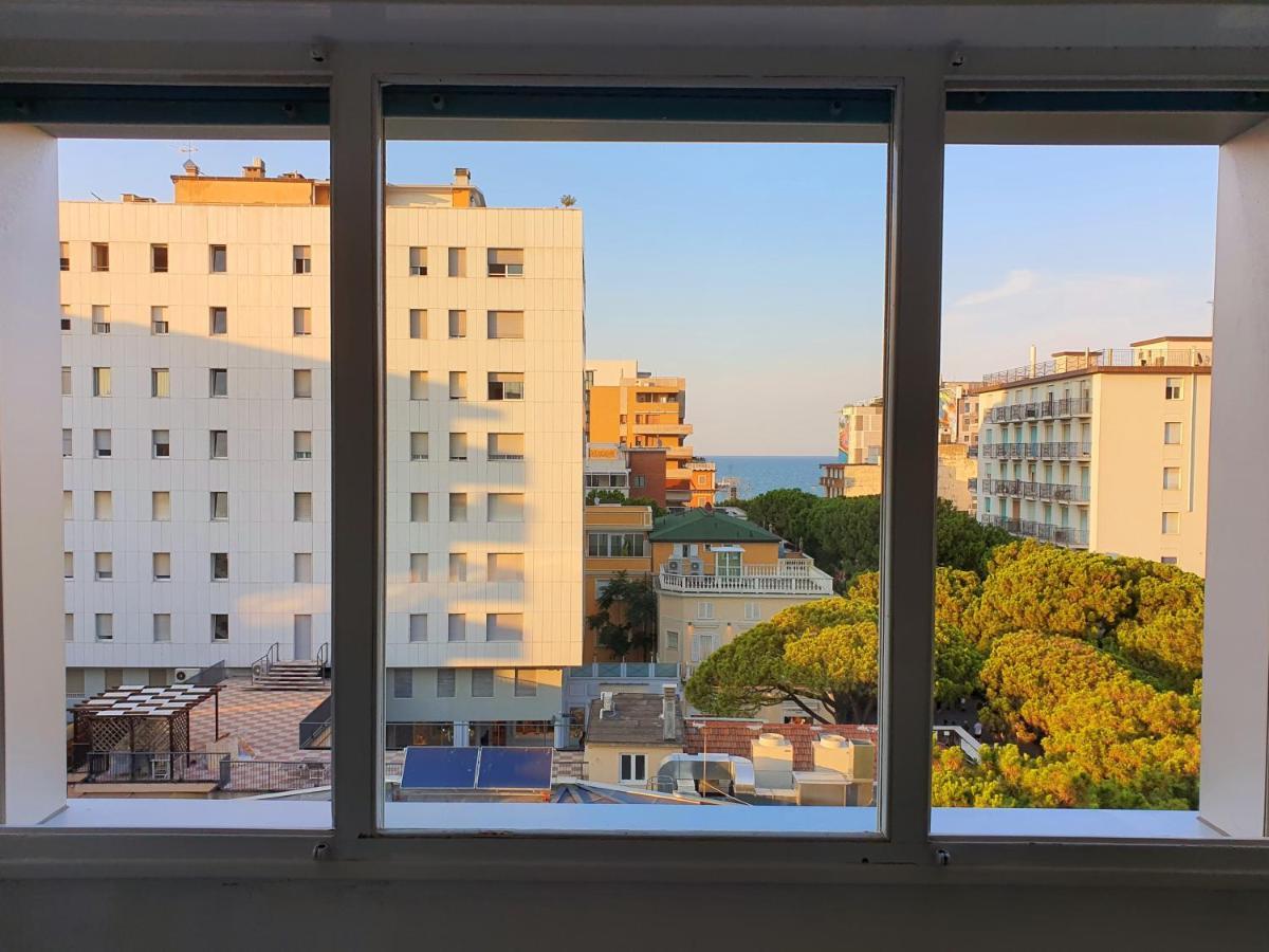 Appartamento Vista Mare In Viale Ceccarini Angolo Dante Riccione