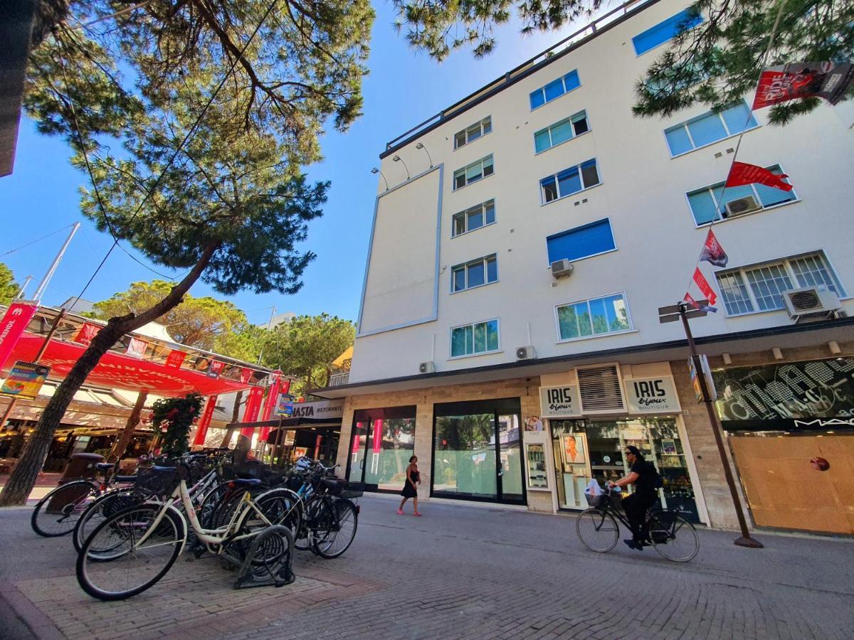 Appartamento Vista Mare In Viale Ceccarini Angolo Dante Riccione
