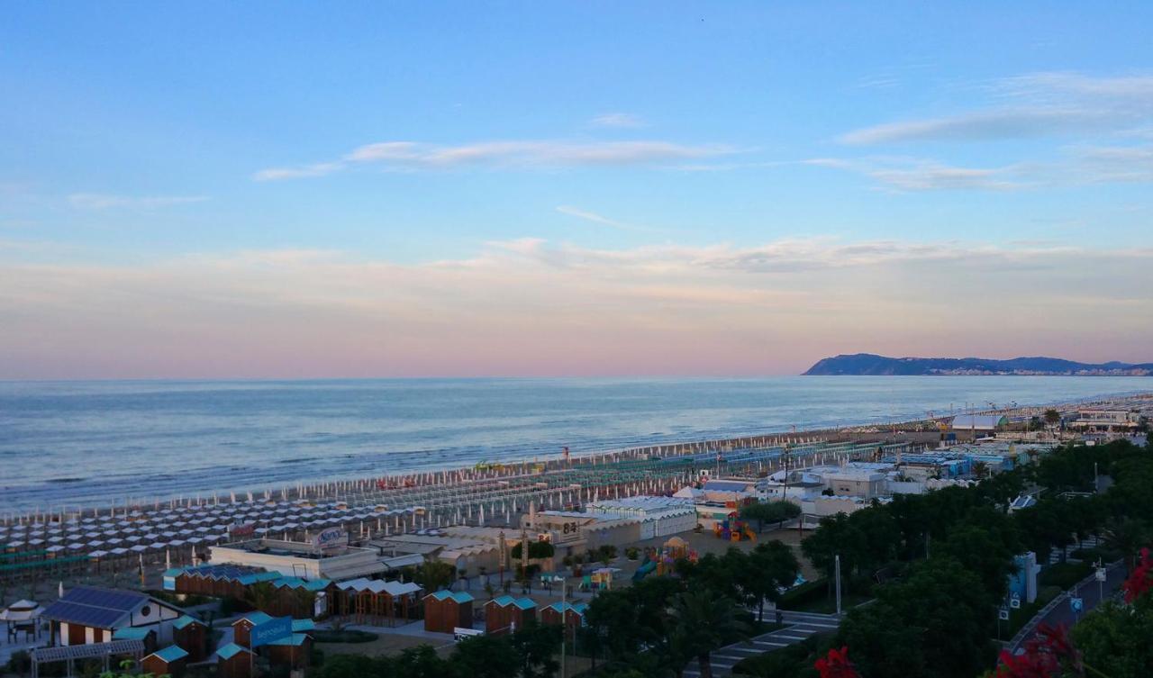 Appartamento Vista Mare In Viale Ceccarini Angolo Dante *