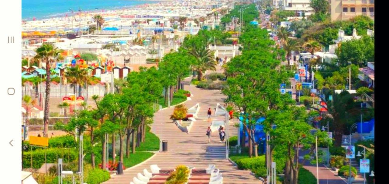 Vista Mare In Viale Ceccarini Angolo Dante Riccione
