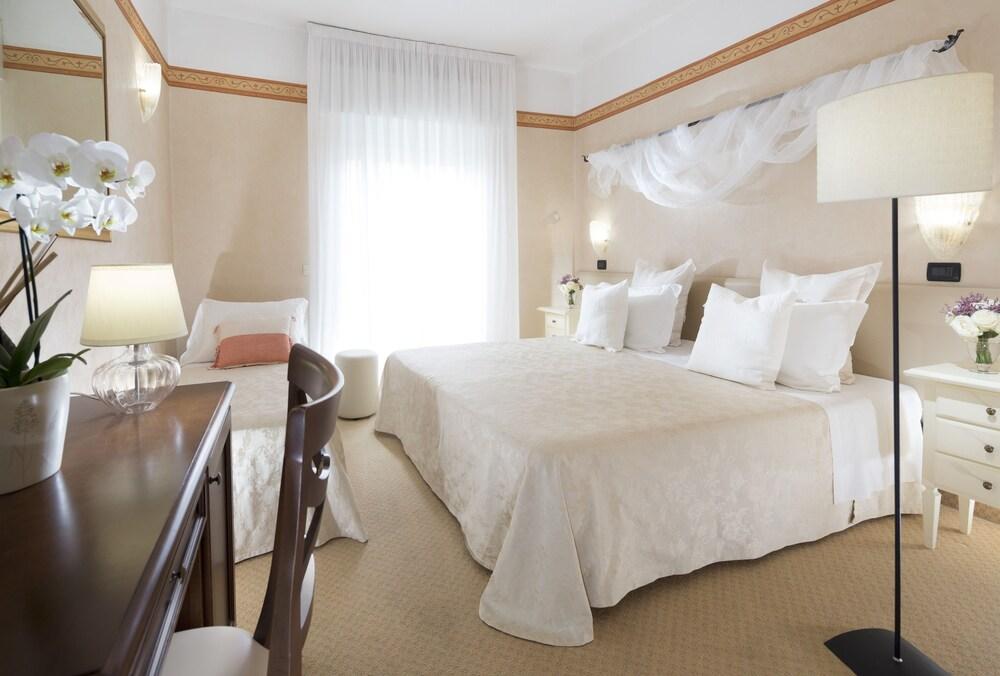 Apollo Hotel 4*
