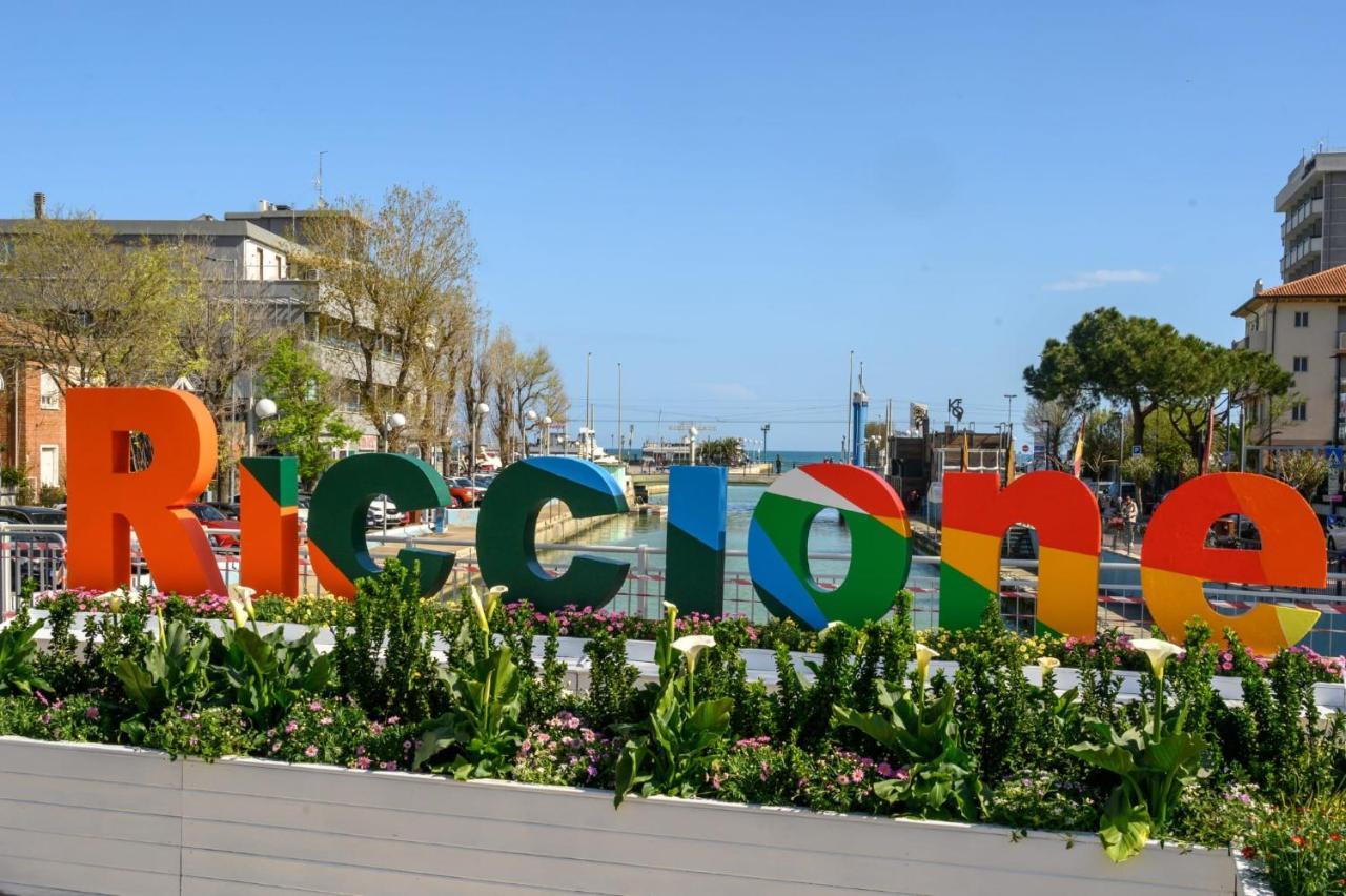 Hotel Moresco - Piscina Village Riccione
