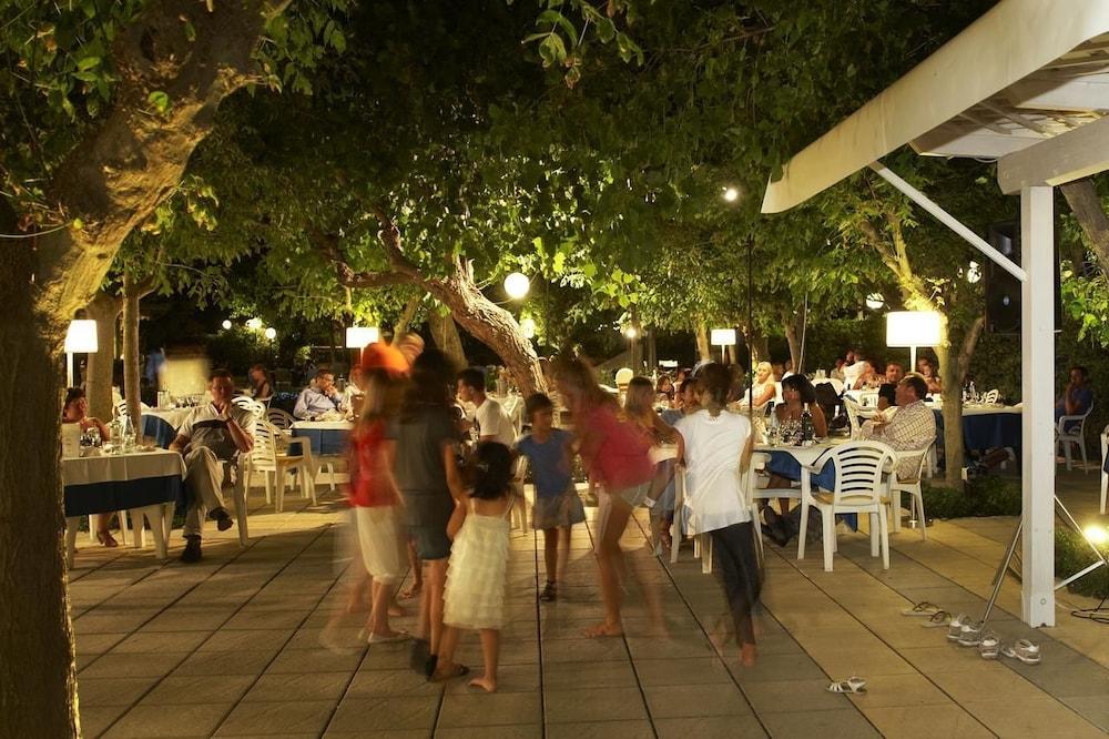 Alexandra Plaza Hotel 4*