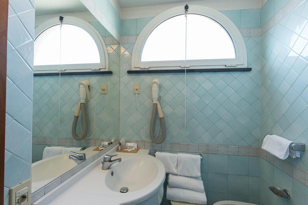 Hotel Trevi Riccione, In Centro Sul Mare Con Cucina