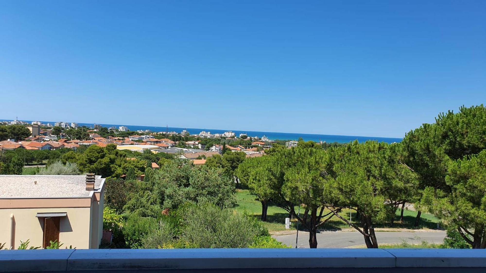 Panoramica Con Giardino A Villa