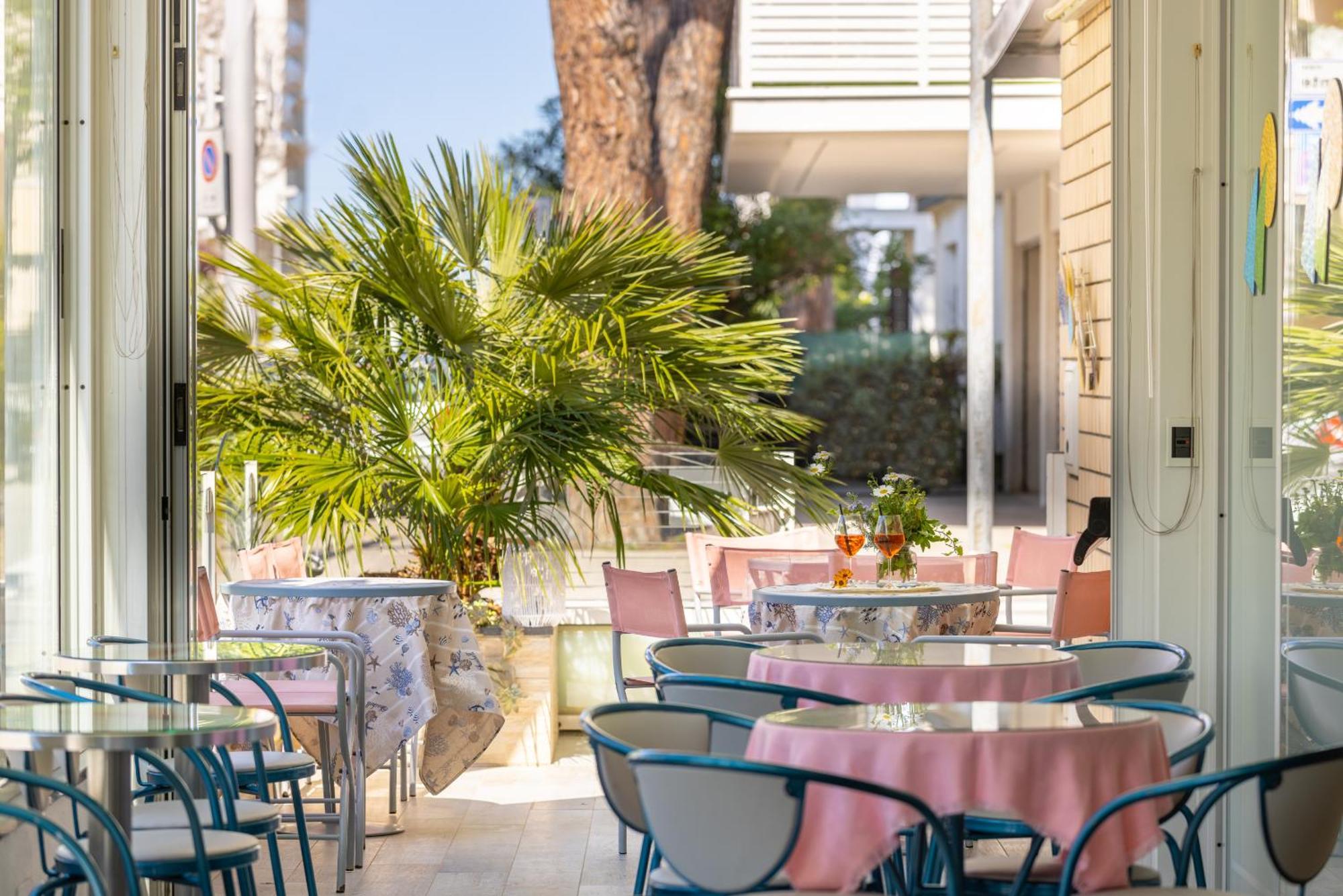 Hotel Caprice B&B - In Centro A Riccione Hotel