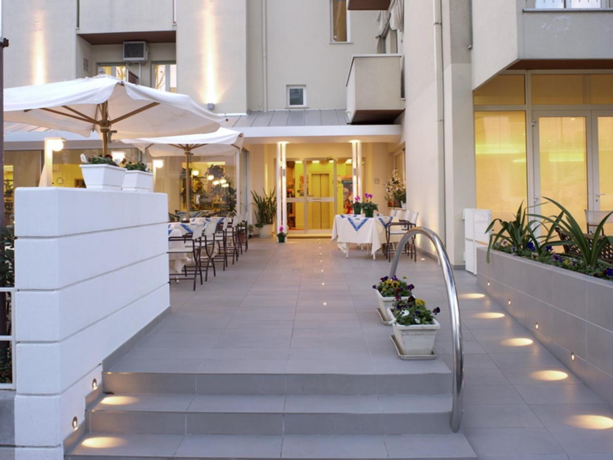 Nives Riccione