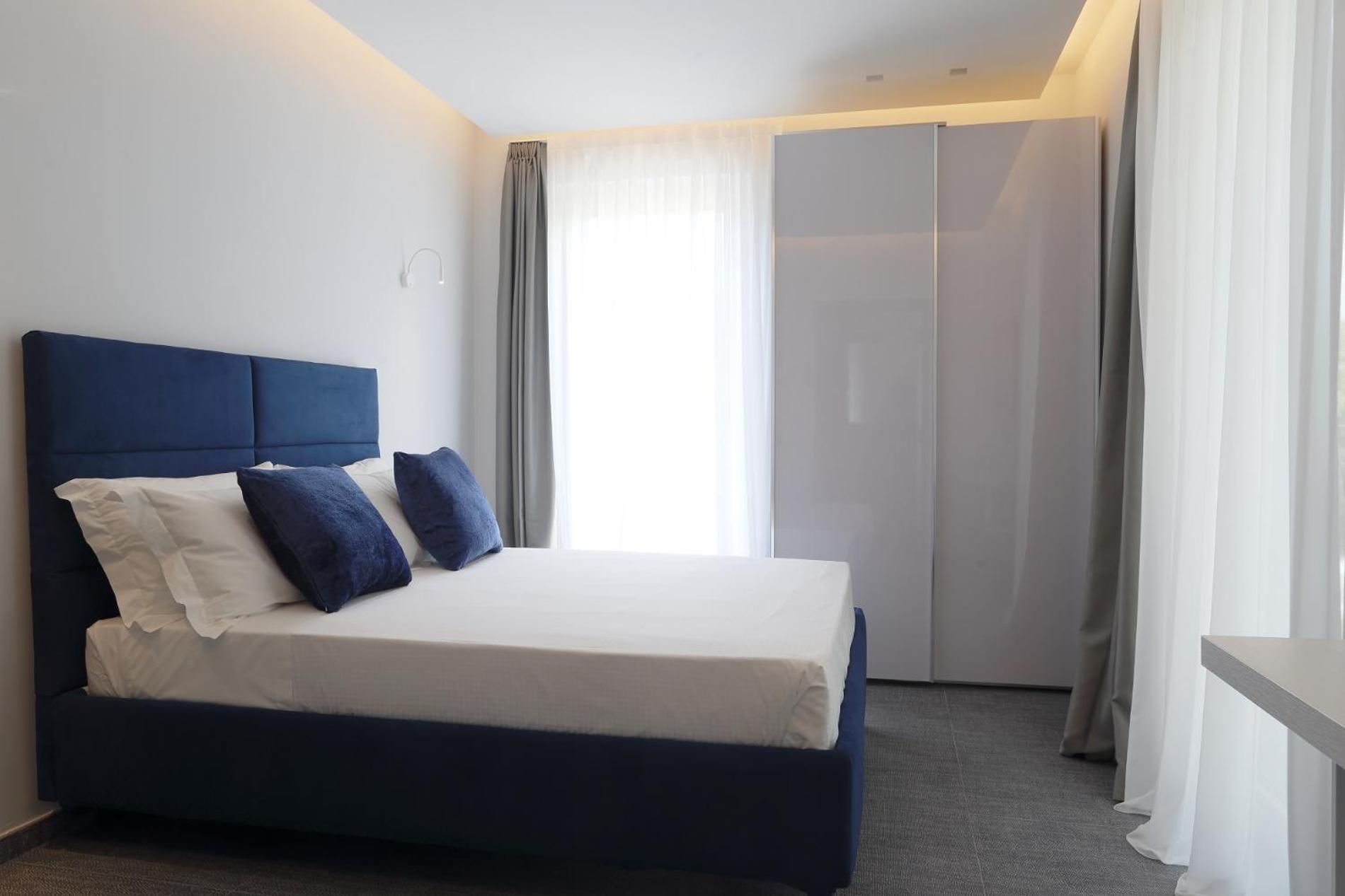Elegance Aparthotel 4*