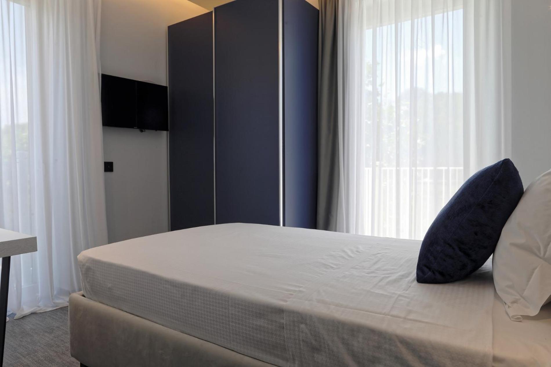 Elegance 4*