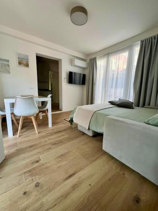 Casa Silvia, Bilocale Nuovo A 100 Mt Dal Mare * Riccione