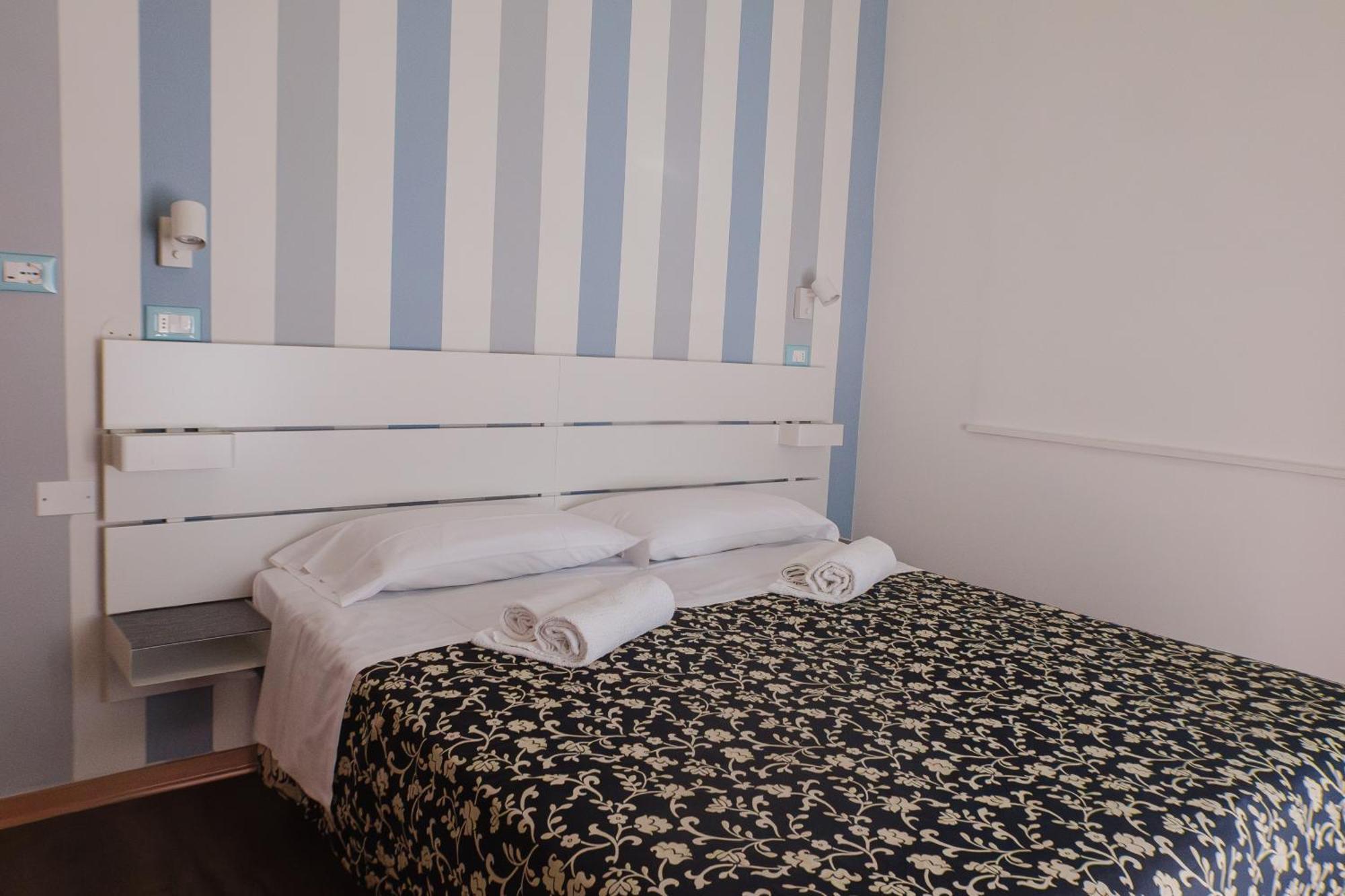 Jolie Hotel