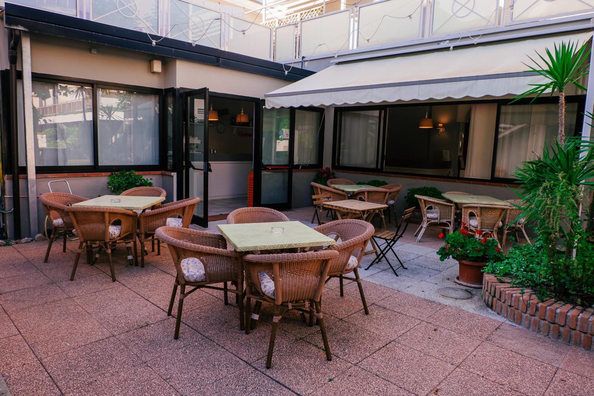 Jolie Hotel