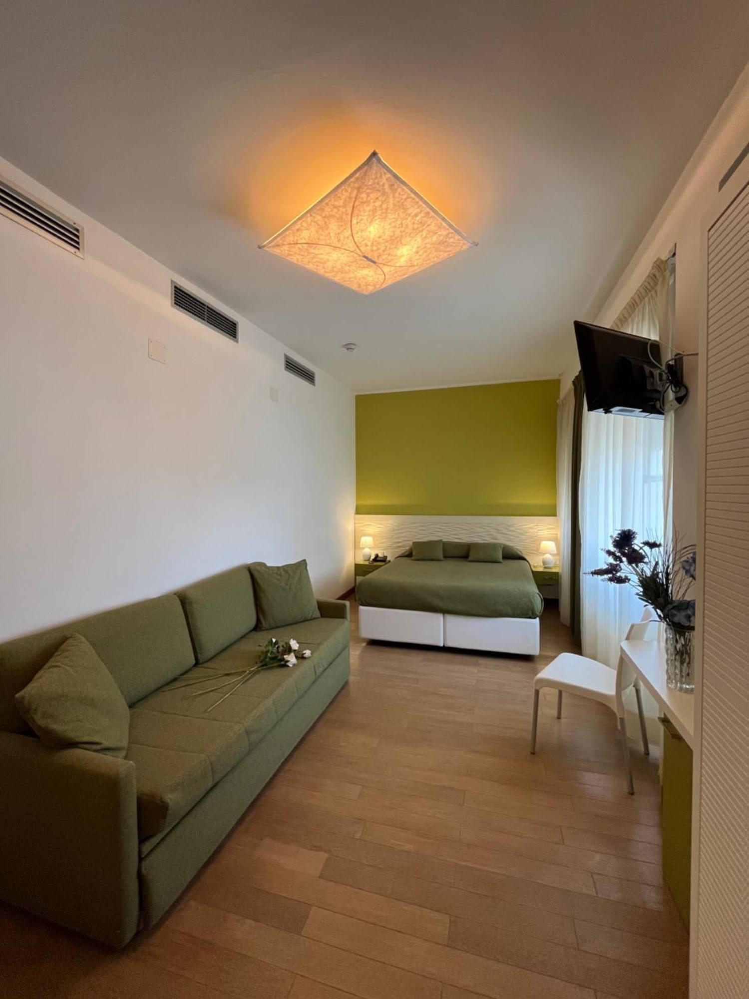 Mon Pays Hotel 3*