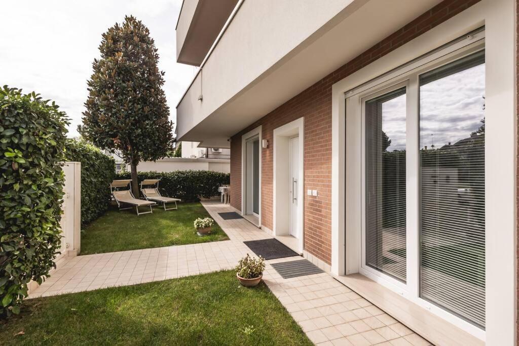New Private Garden & Cozy Riccione