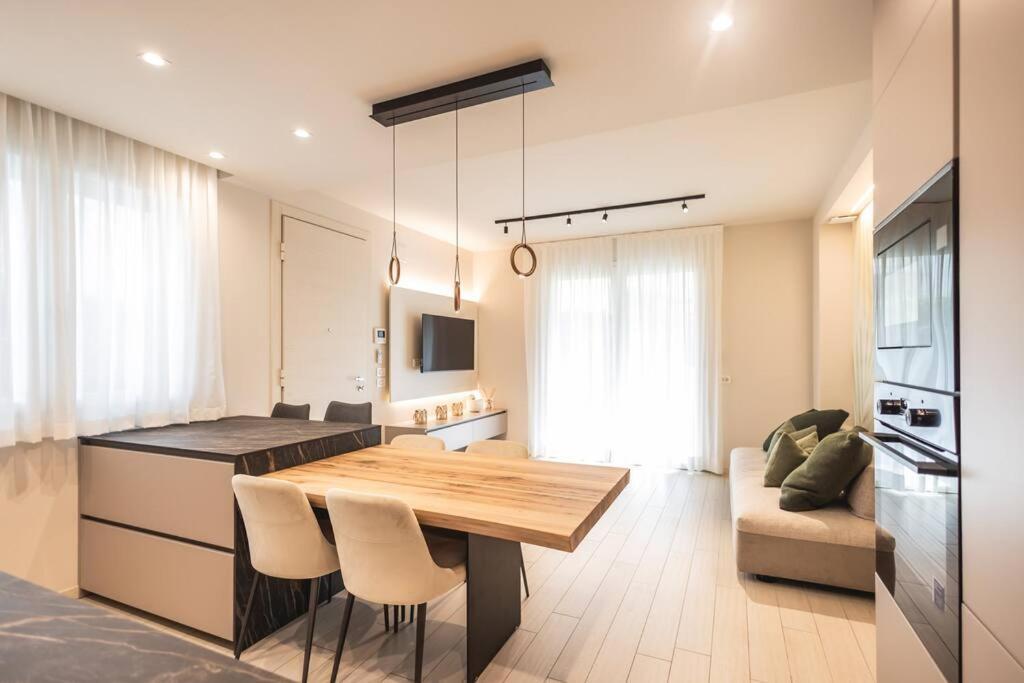 Appartamento New Modern Seaside House With Garage