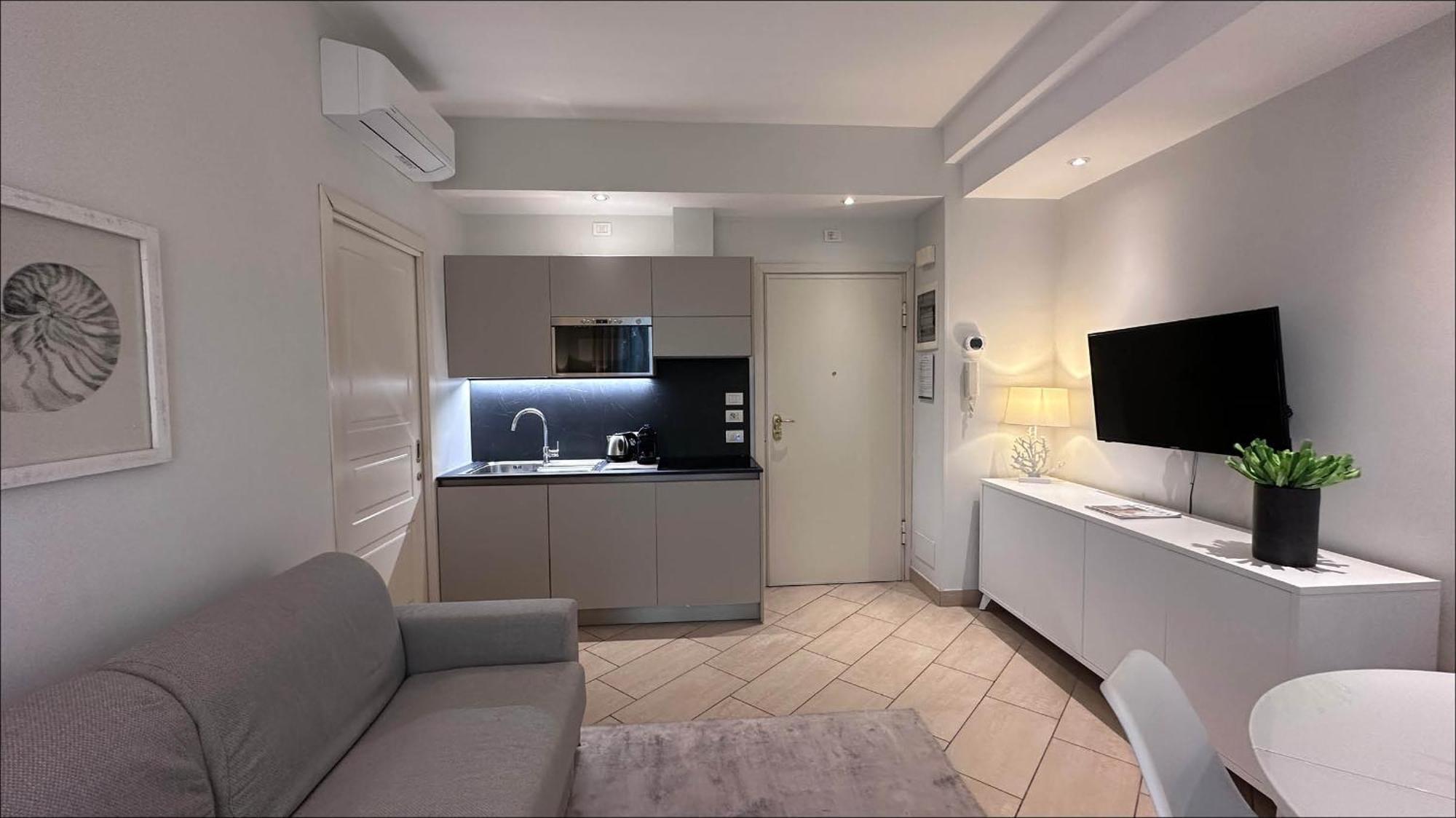 Lungomare Aparthotel 4*