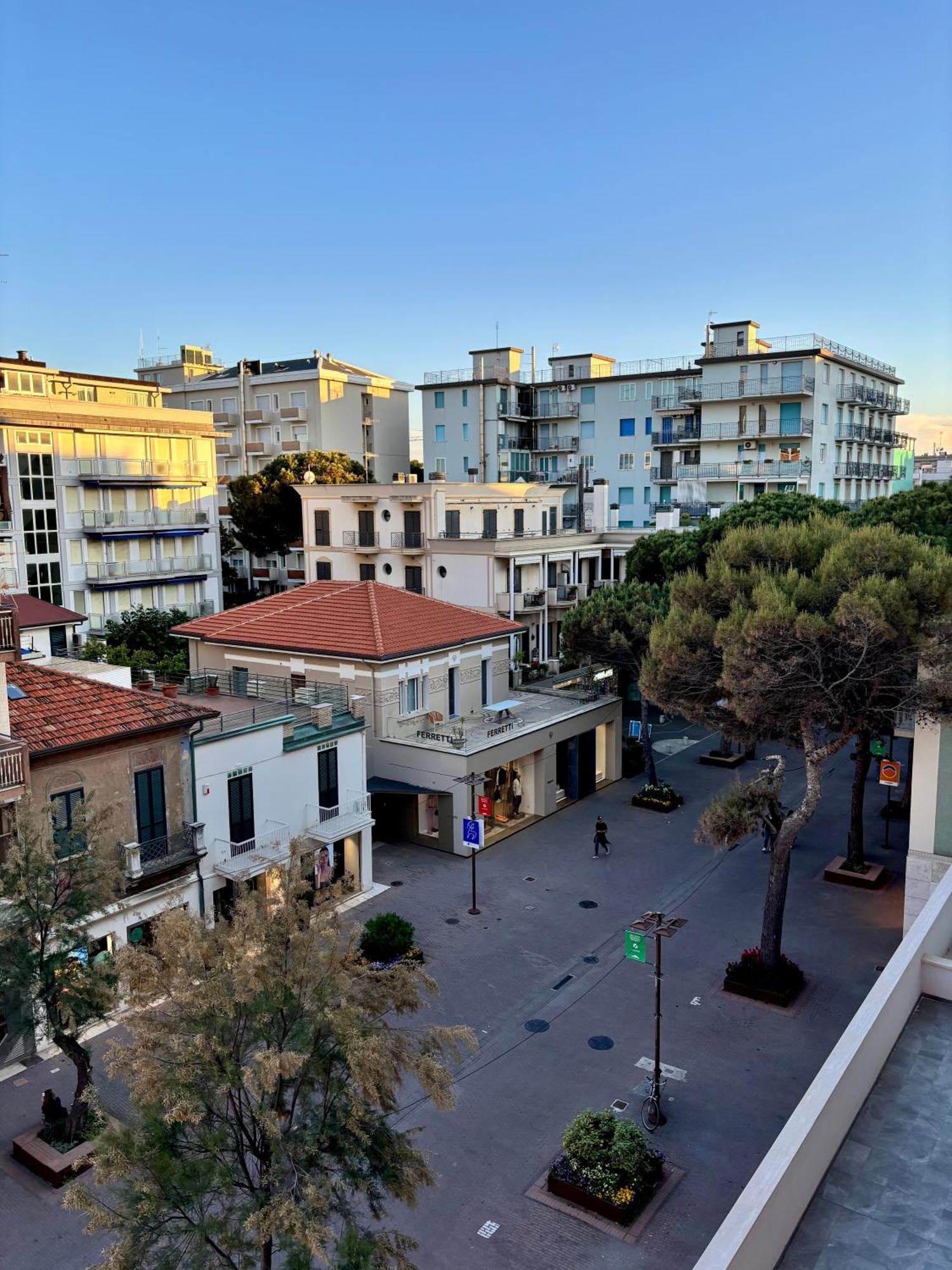 Aria Di Mare Su Viale Ceccarini Riccione