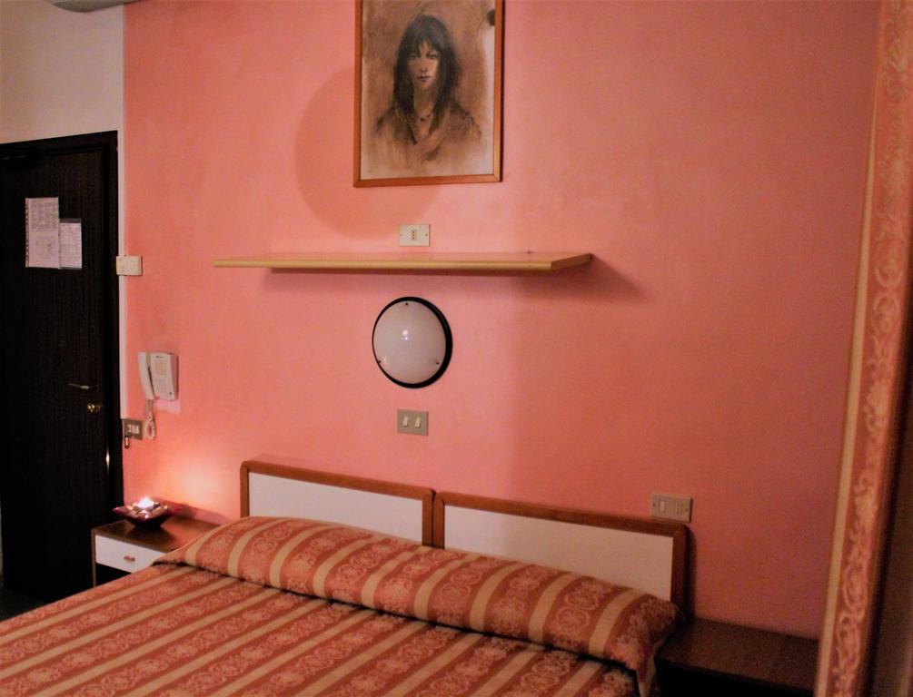 Midi Hotel *
