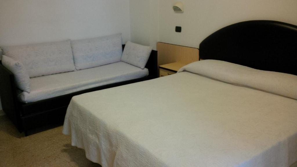 Trocadero Hotel 2*