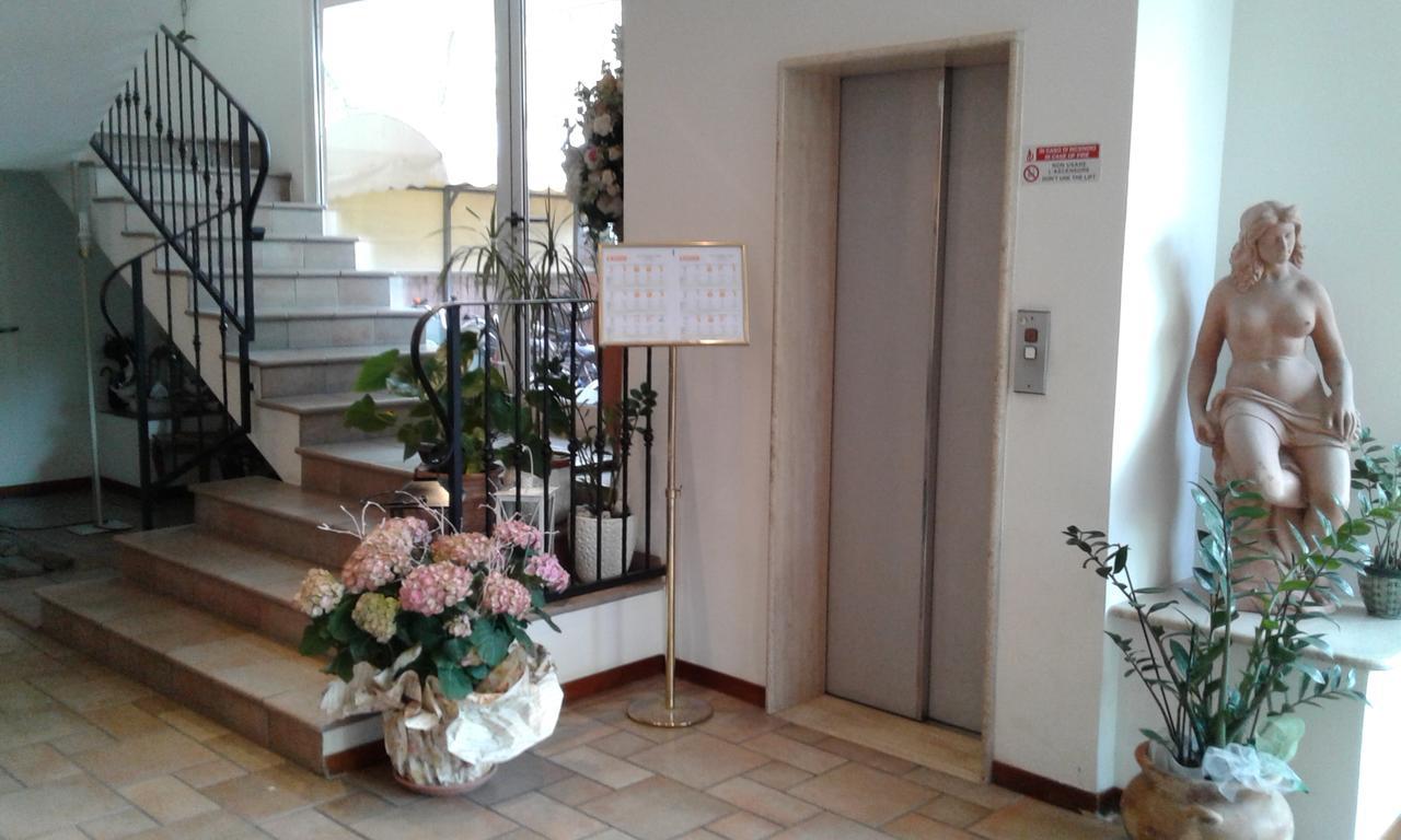 Hotel Trevi Riccione, In Centro Sul Mare Con Cucina