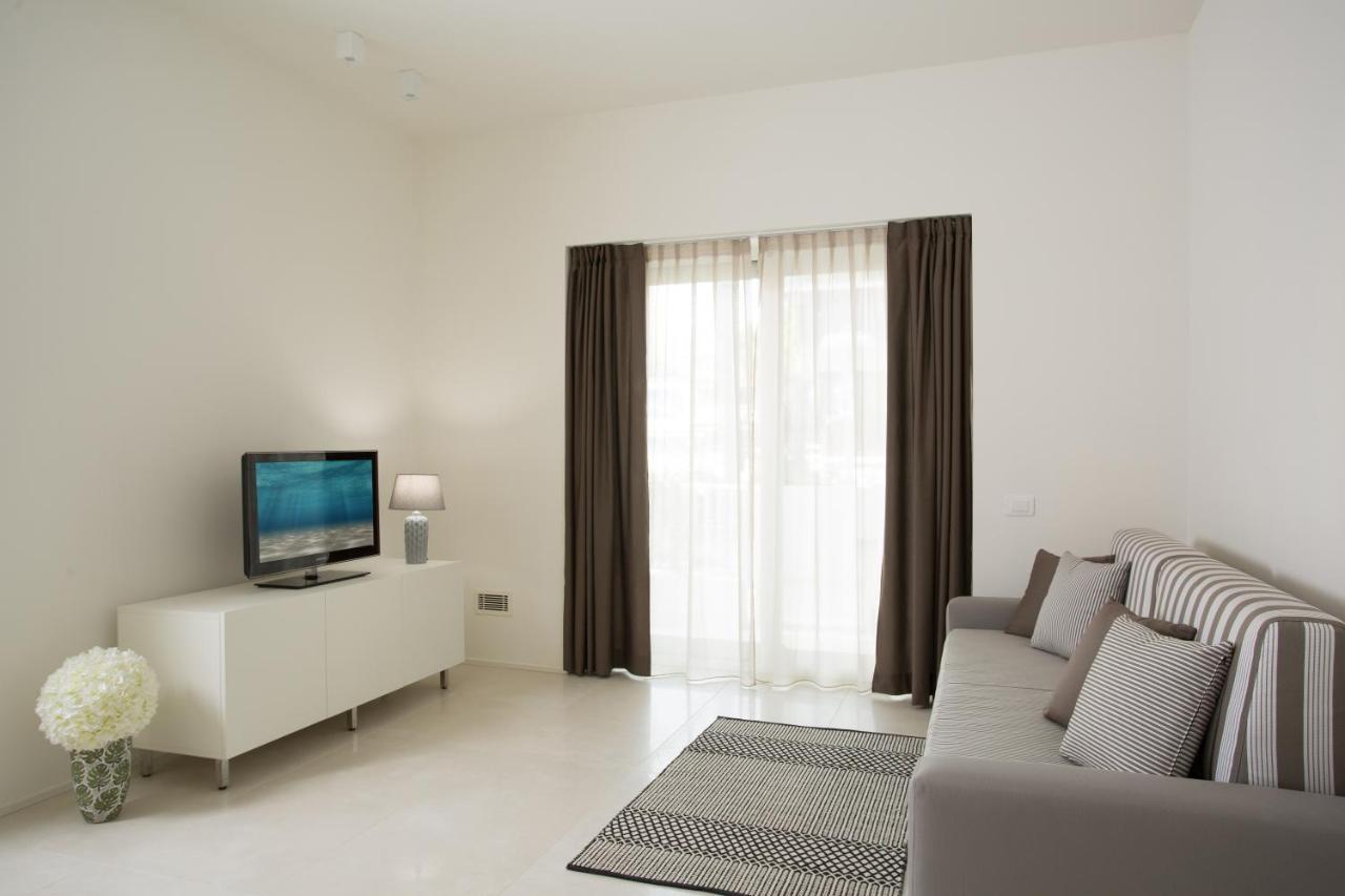 Aparthotel White 3*