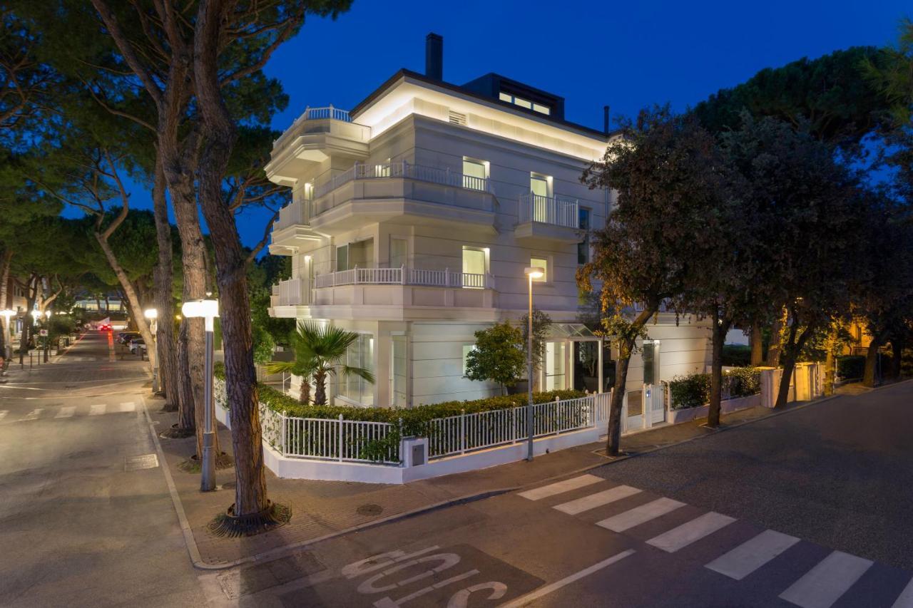 White Aparthotel