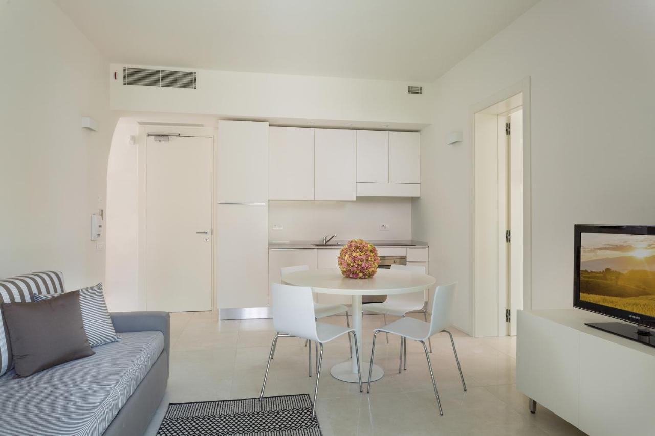 White Aparthotel