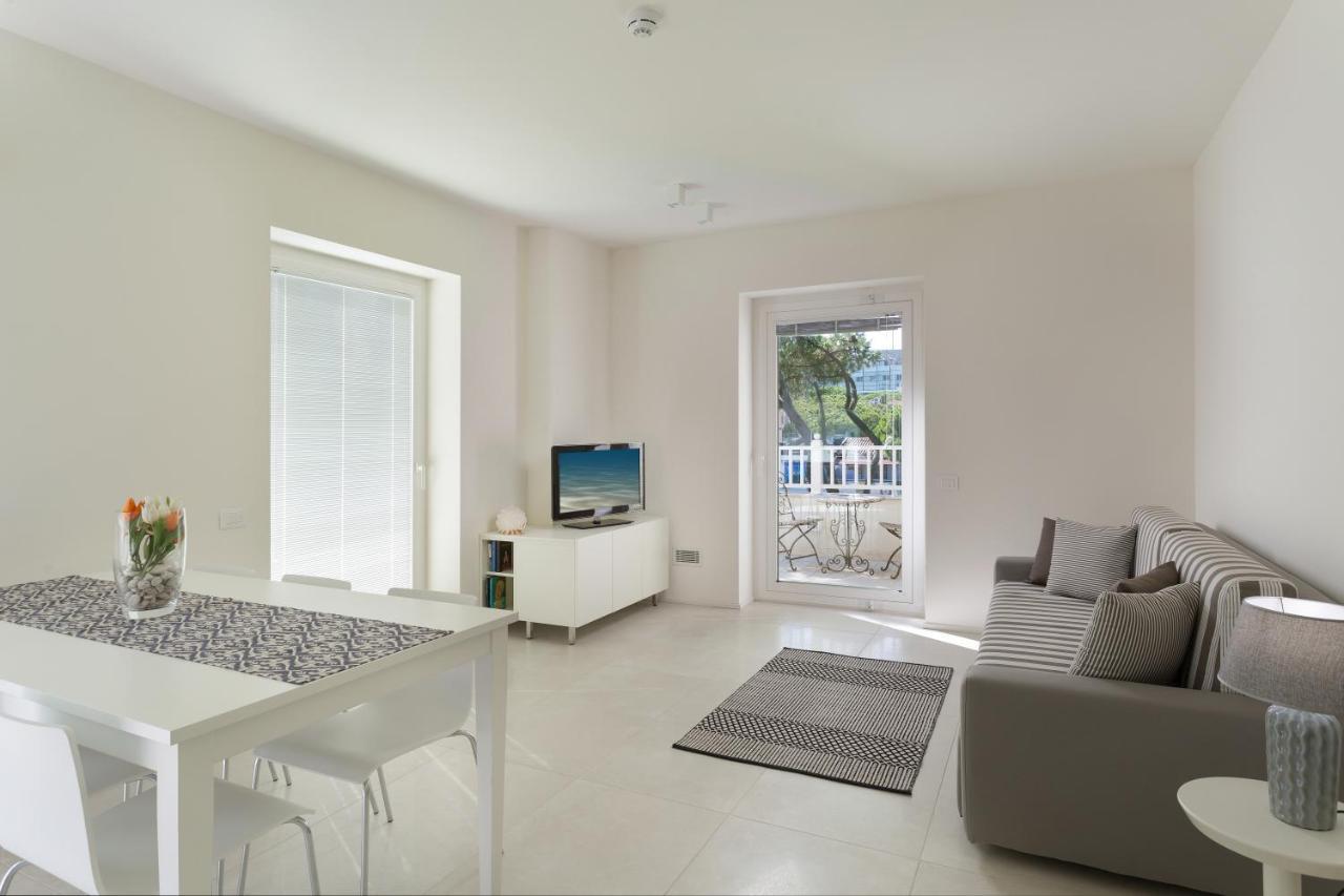 Aparthotel White 3*